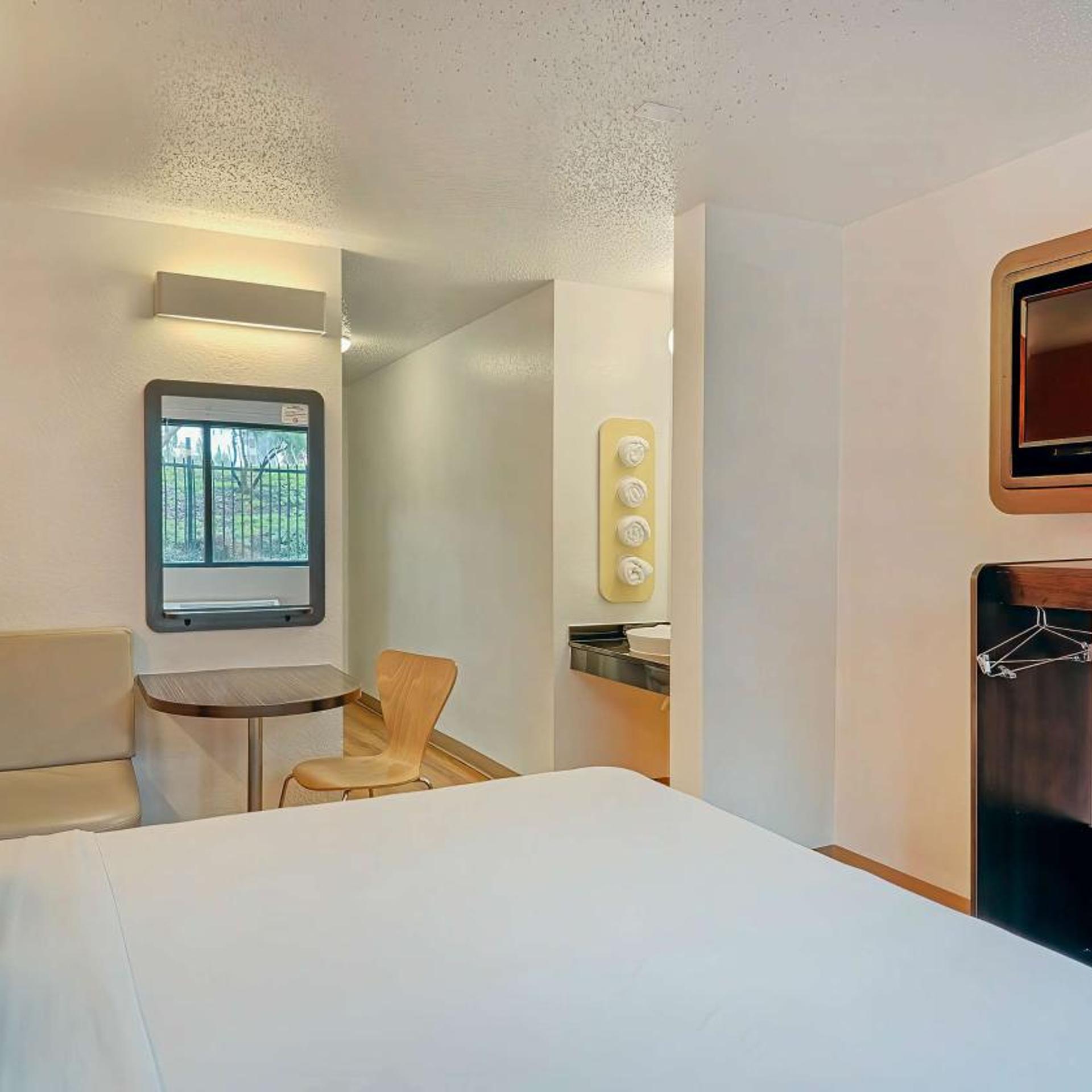 Room, Queen Bed