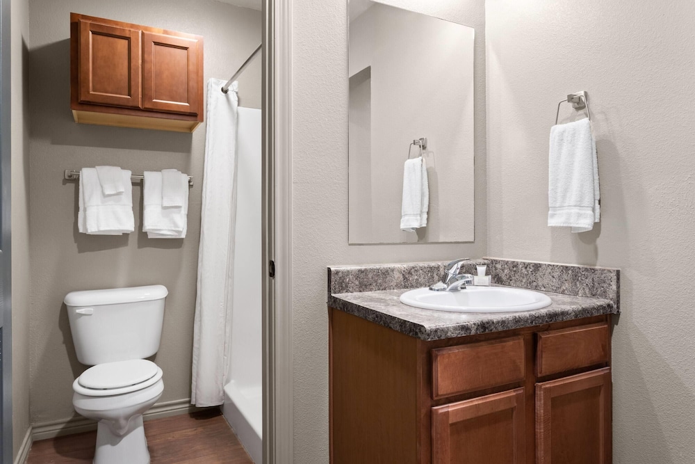Eagles Den Suites Big Spring a Travelodge by Wyndham 31/34