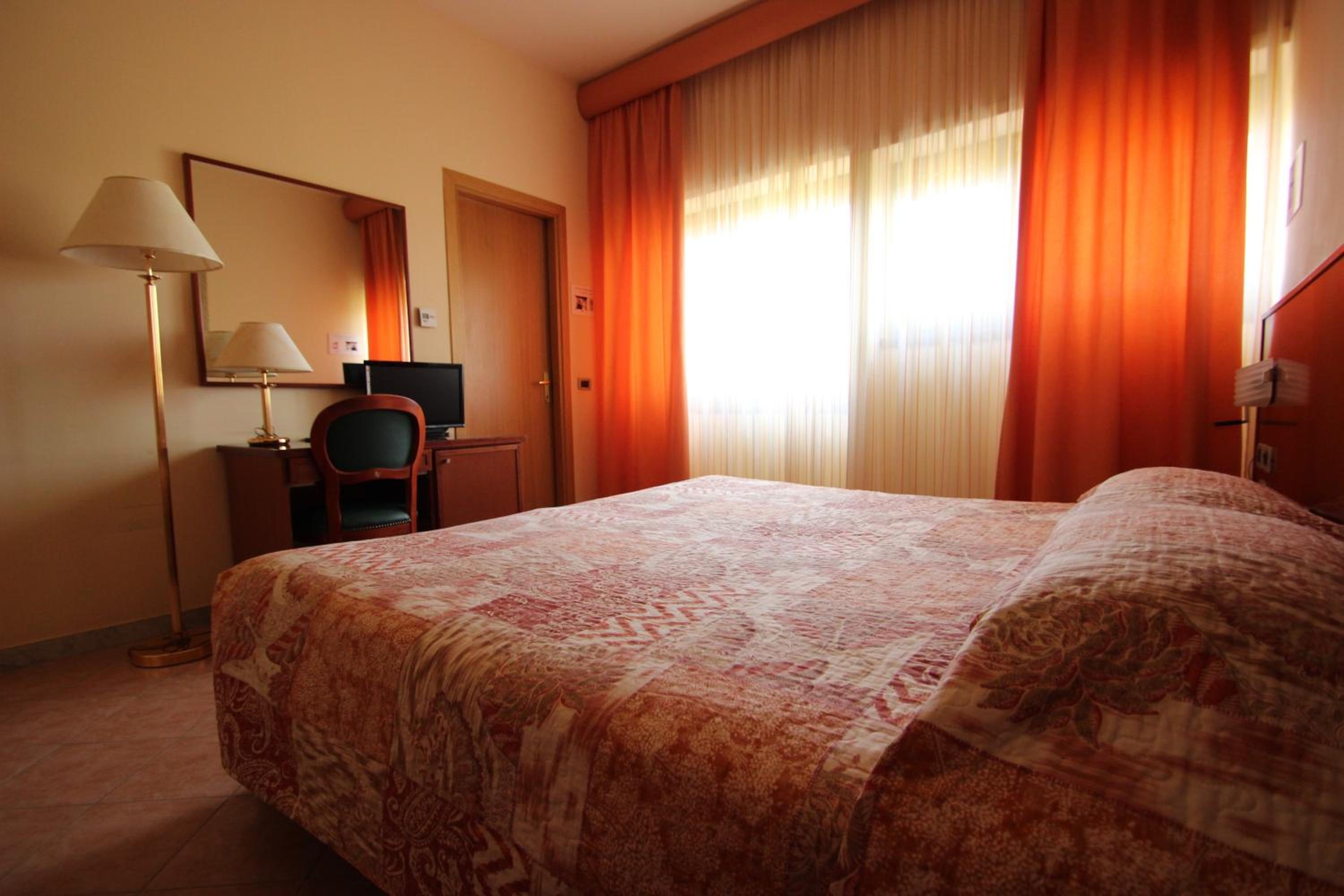 Standard, Double Bed 5/9