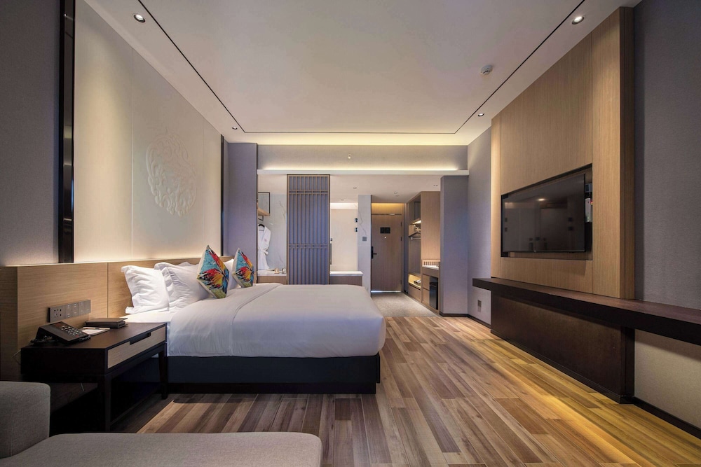 ROOM, KING BED