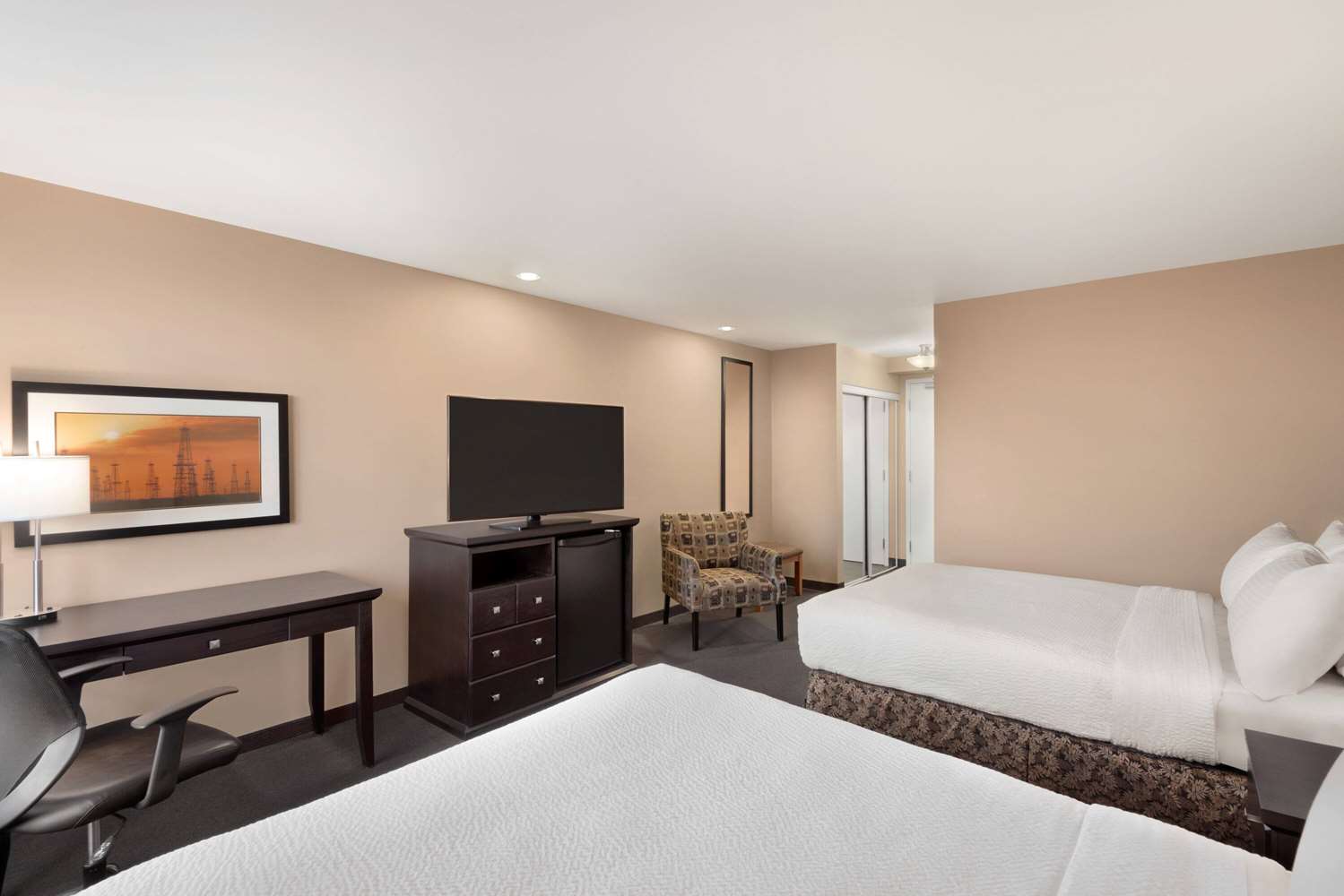 Royal Hotel Edmonton Airport, Trademark Collection By Wyndham 6/40
