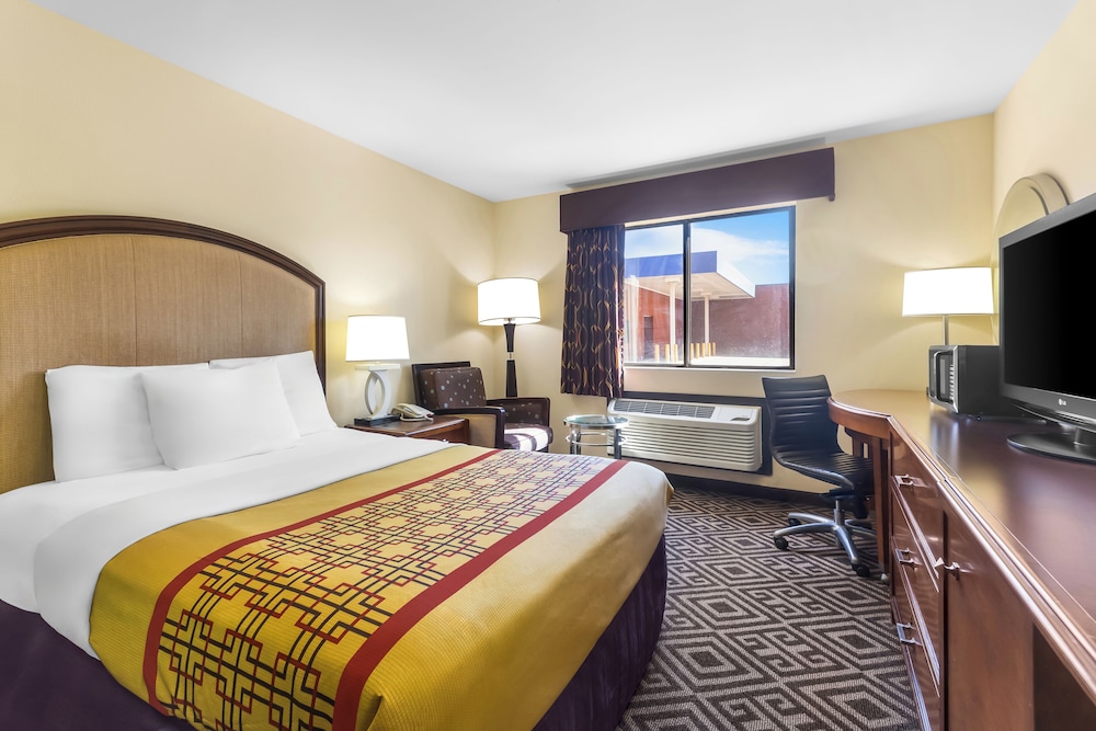 Travel Inn & Suites 18/50