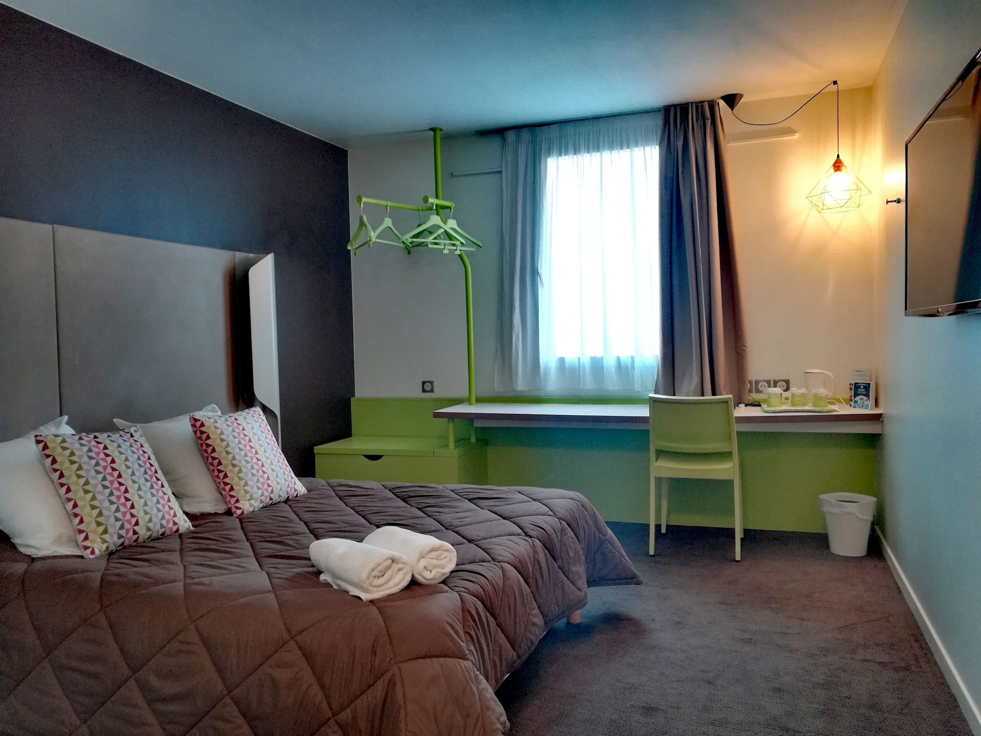 غرفة قياسية بثلاثة أسرّة، Hotel Restaurant Campanile Roissy Le Mesnil-Amelot 4/10