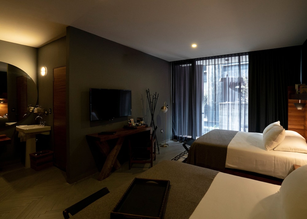 DELUXE, 2 QUEEN BEDS
