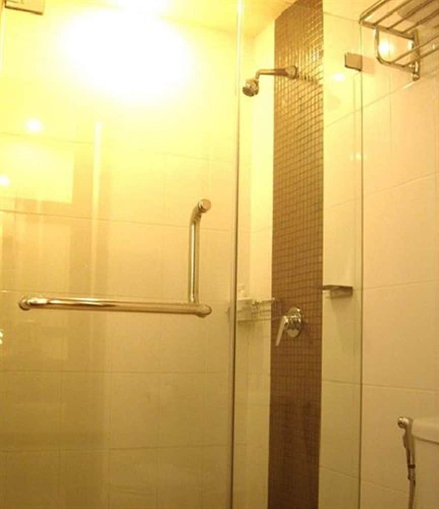 Maninarakorn Hotel 48/49