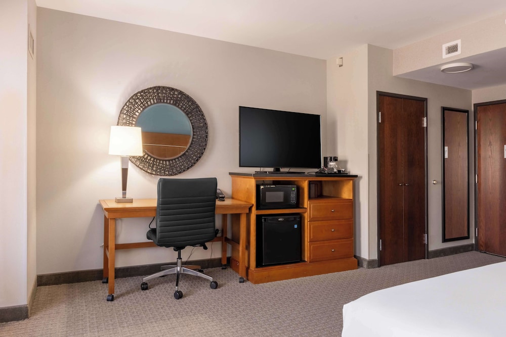Drury Plaza Hotel Broadview Wichita 42/50