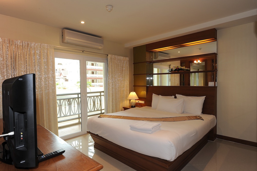 The Whitehouse Condotel 12/40