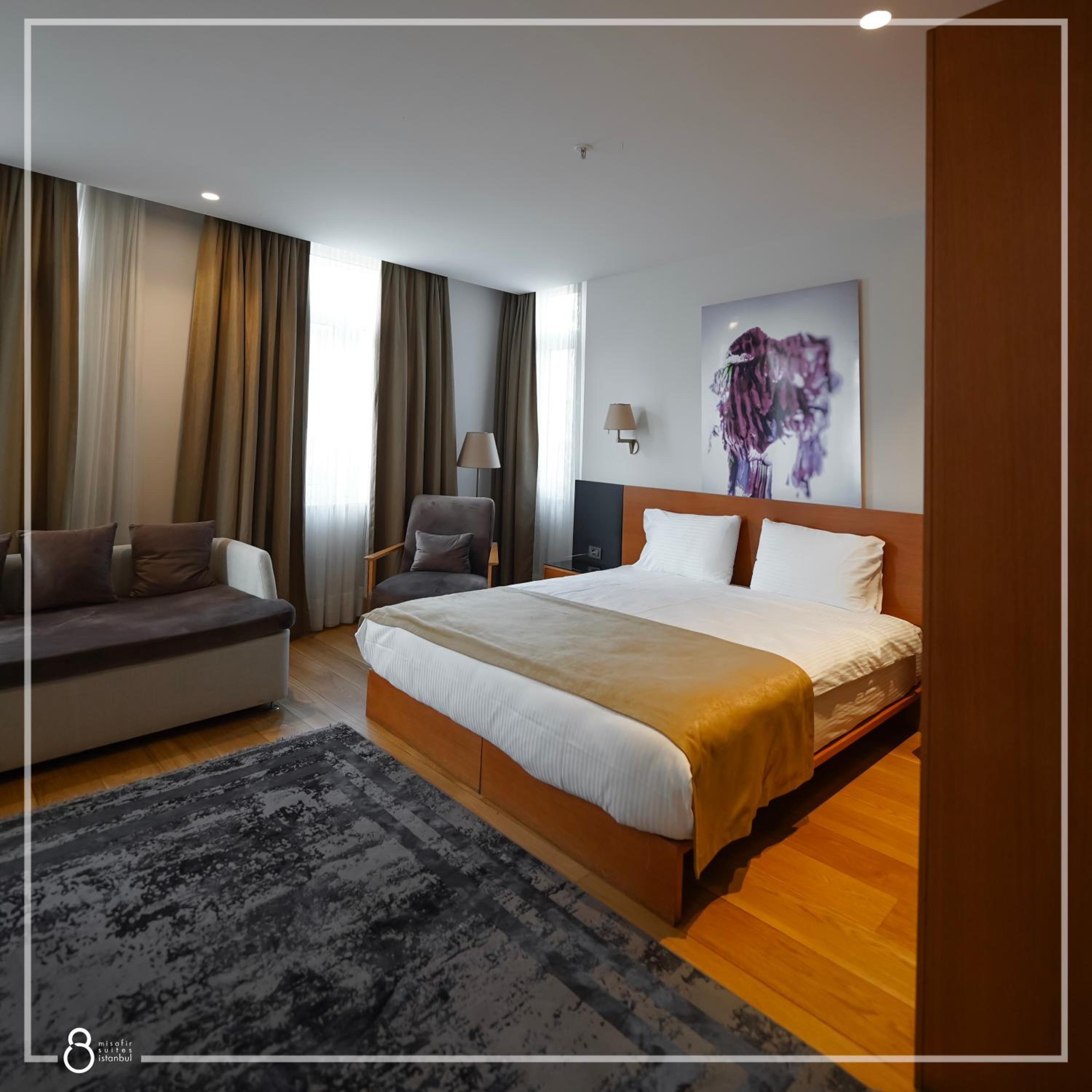 Deluxe, Suite, Queen Bed, Sofa