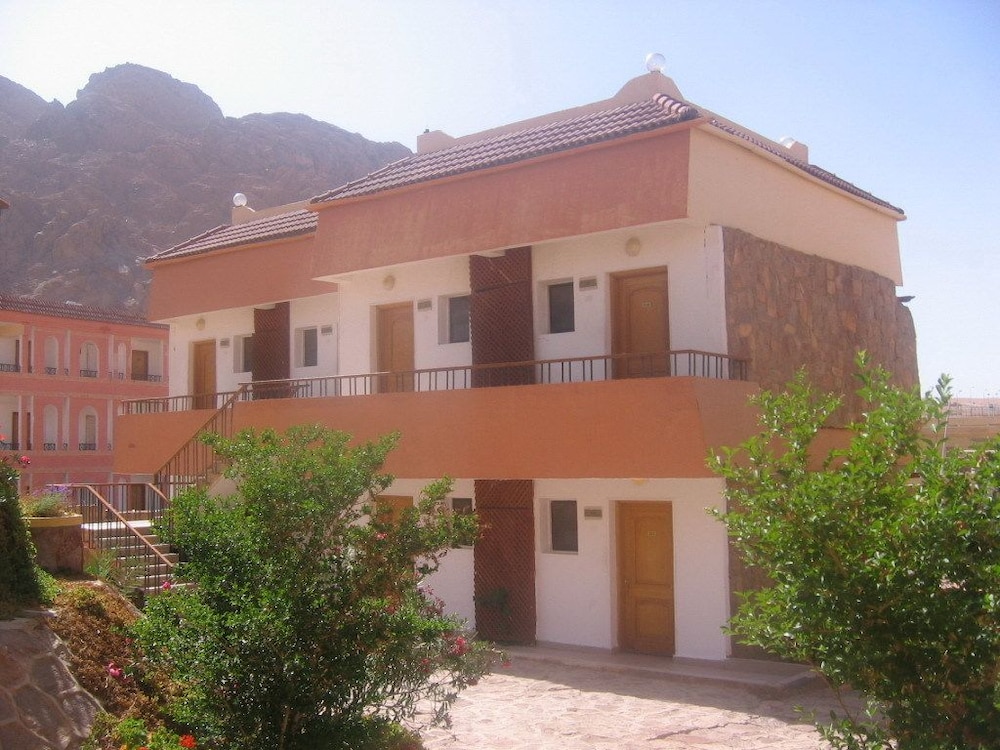 Catherine Plaza 8/48