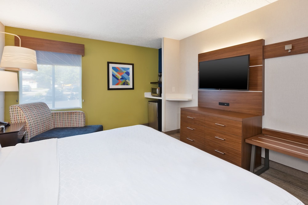 HOLIDAY INN EXPRESS WALDORF 18/64
