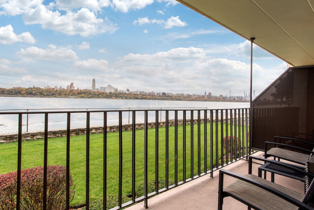 Comfort Inn Edgewater on Hudson River 21/37