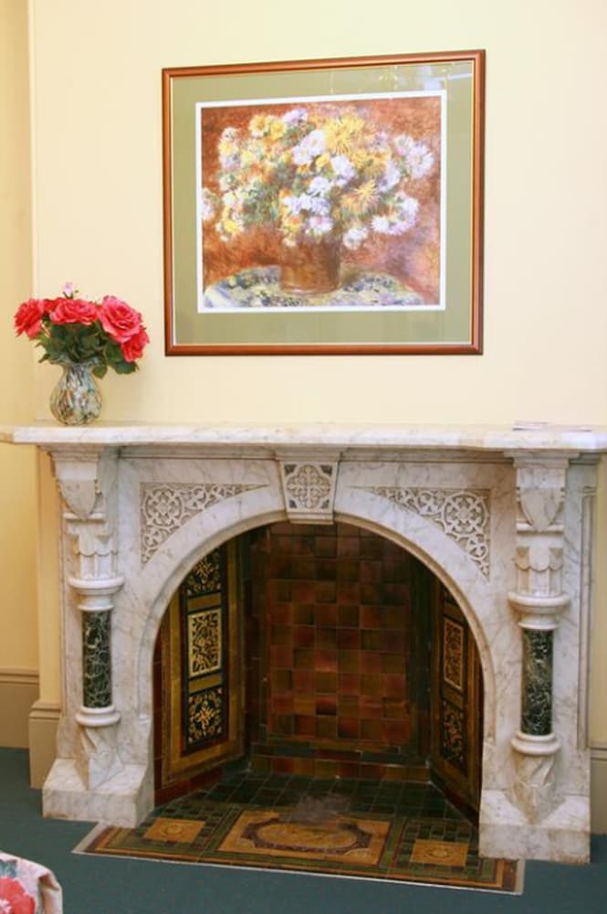 AVONMORE ON THE PARK BOUTIQUE HOTEL 36/39
