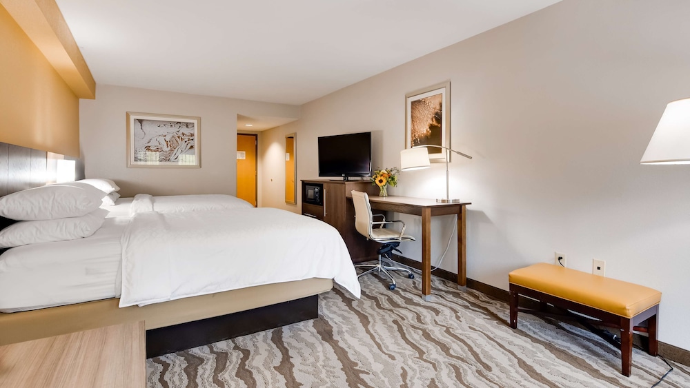 غرفة قياسية بسريرين كوين بإطلالة على النهر، Best Western Plus River Escape Inn & Suites 8/10