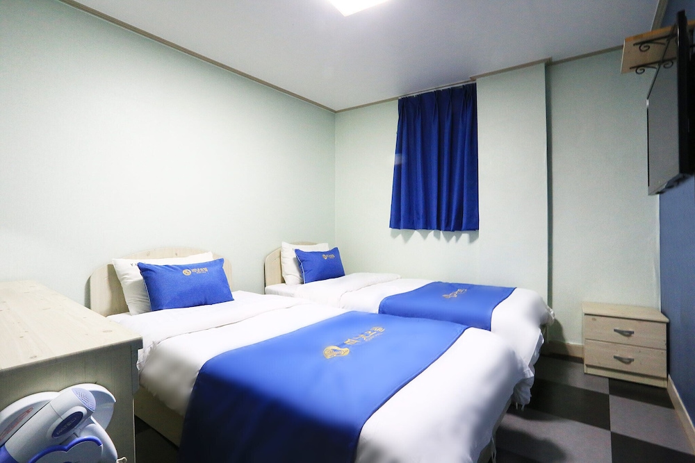 PEANUT HOTEL 20/61