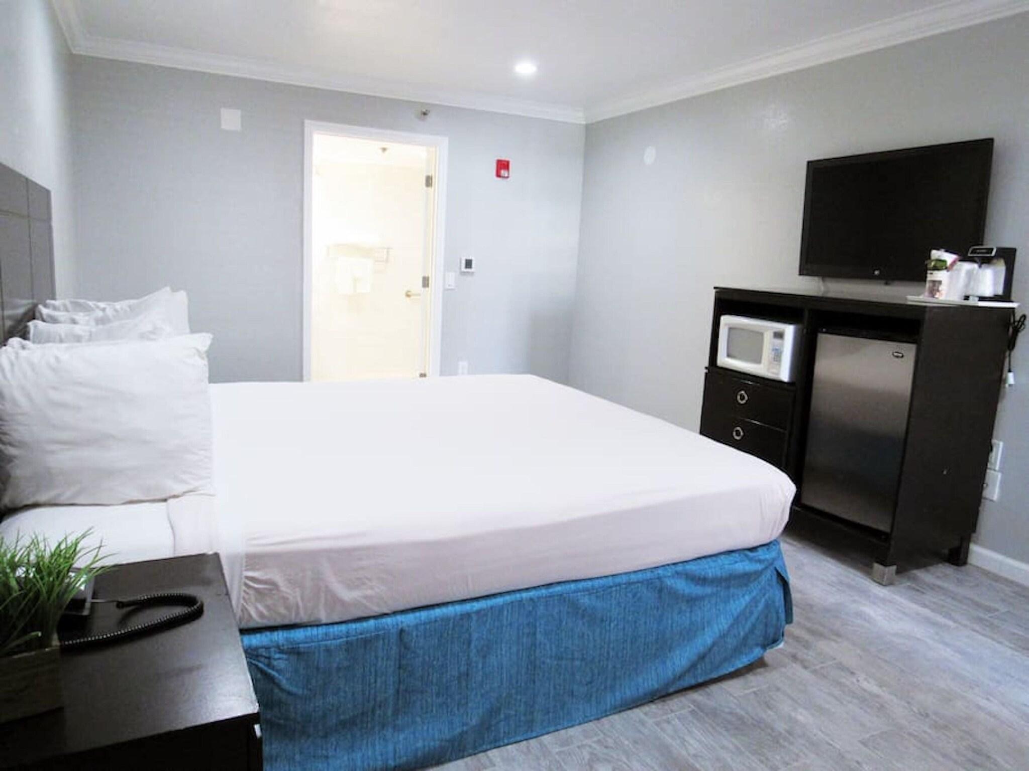 SUITE, KING BED
