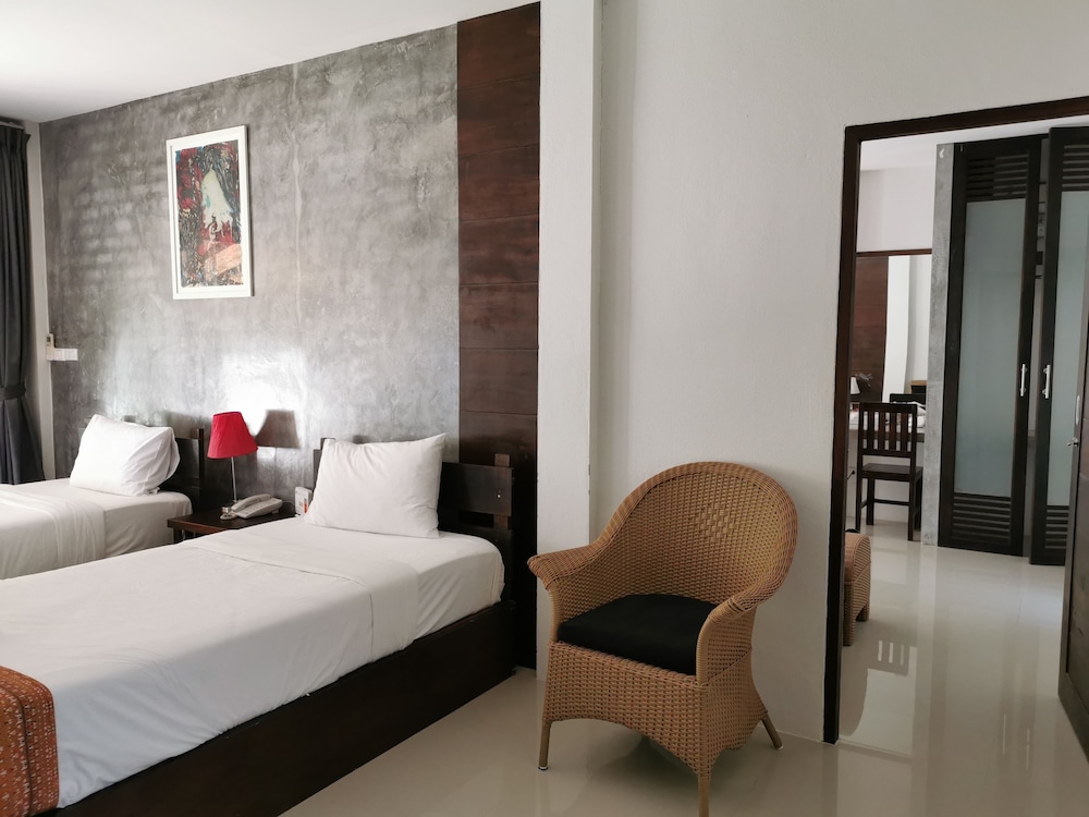Nana Beach Hotel 23/80