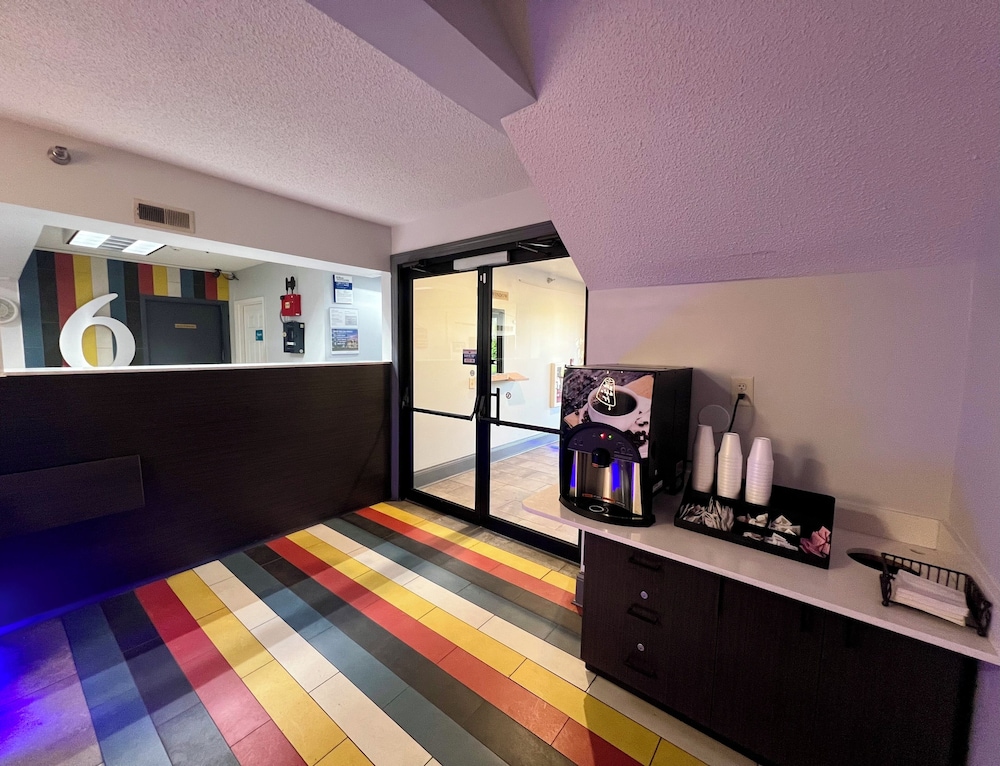 Motel6 Jeffersonville, IN - Louisville 28/33