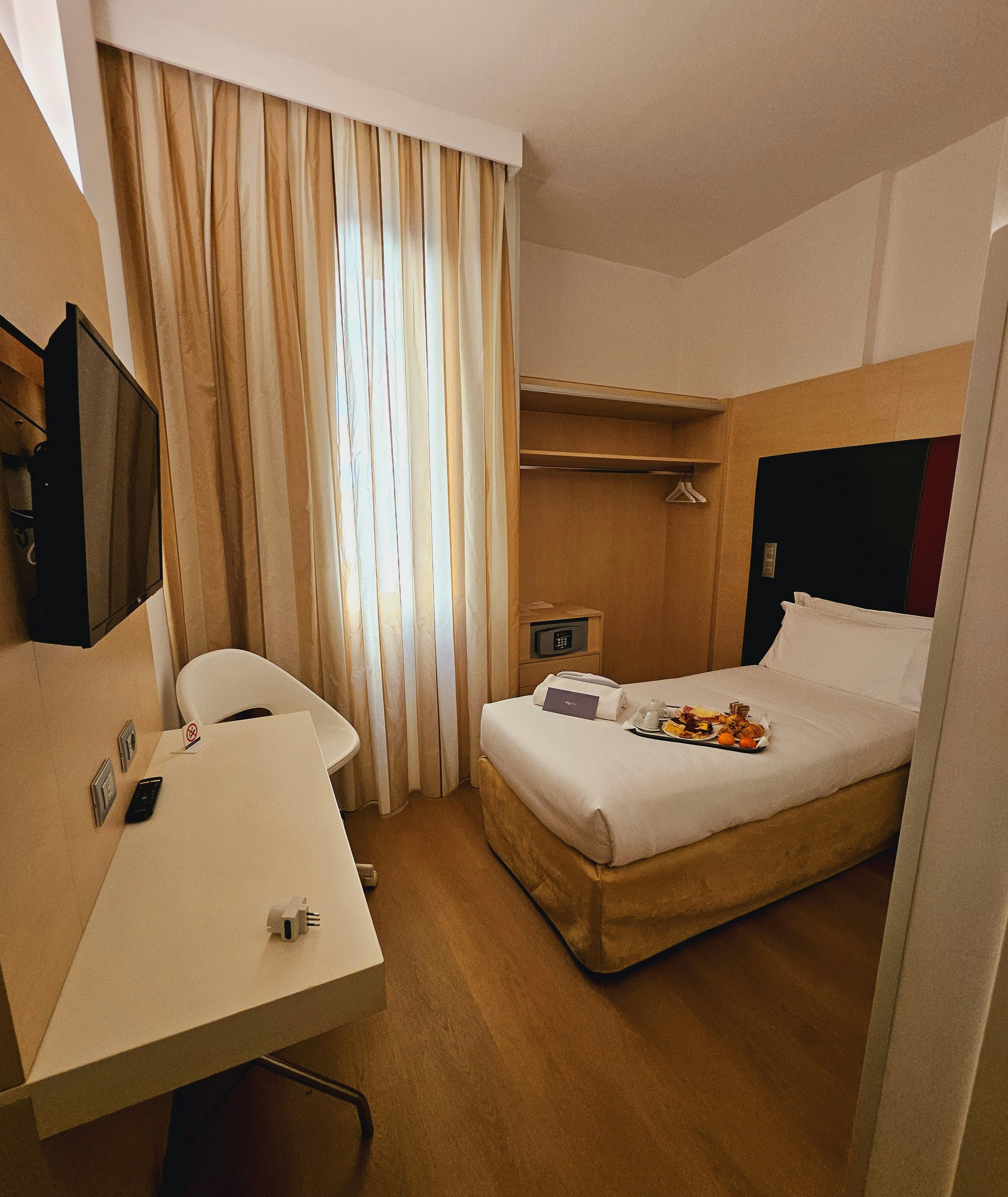 ROOM, SINGLE