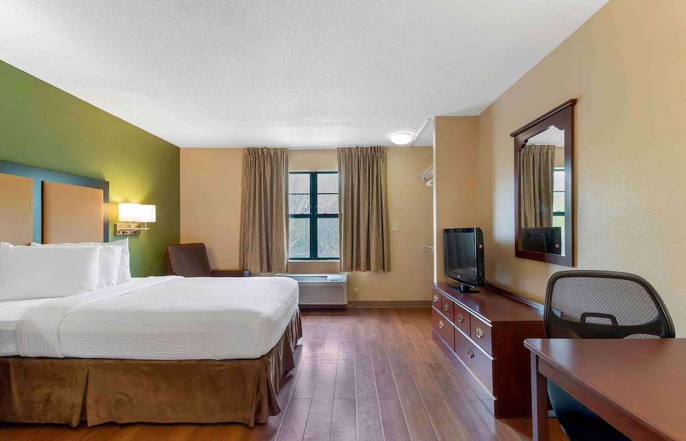 STUDIO, QUEEN BED