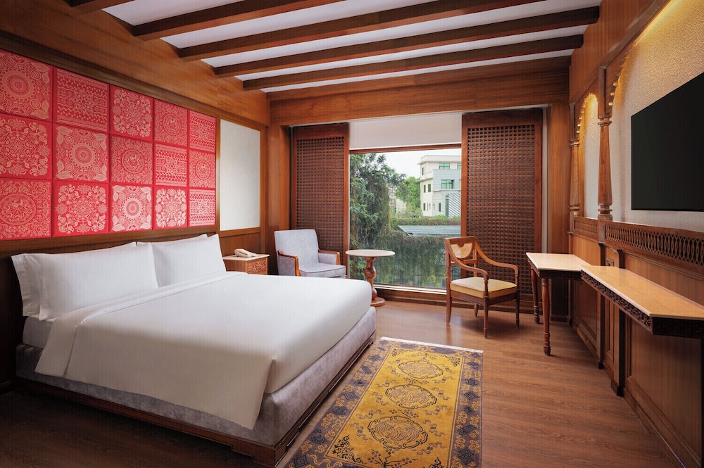 Standard, King Bed, City View