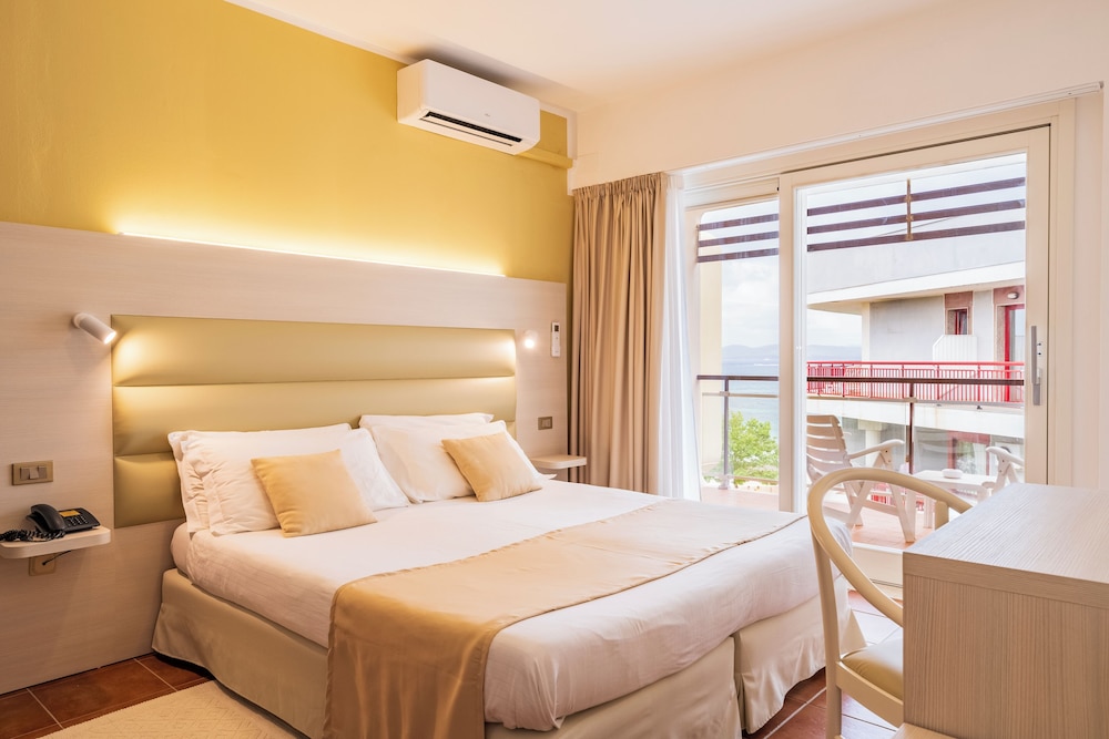 ROOM, DOUBLE BED, PARTIAL SEA VIEW