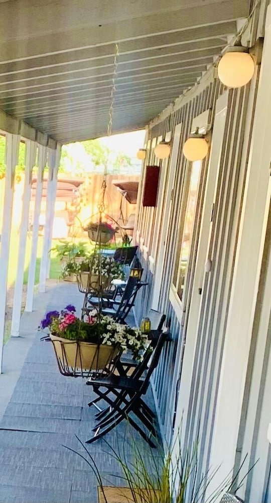 The Pines Motel and Cottages 35/73