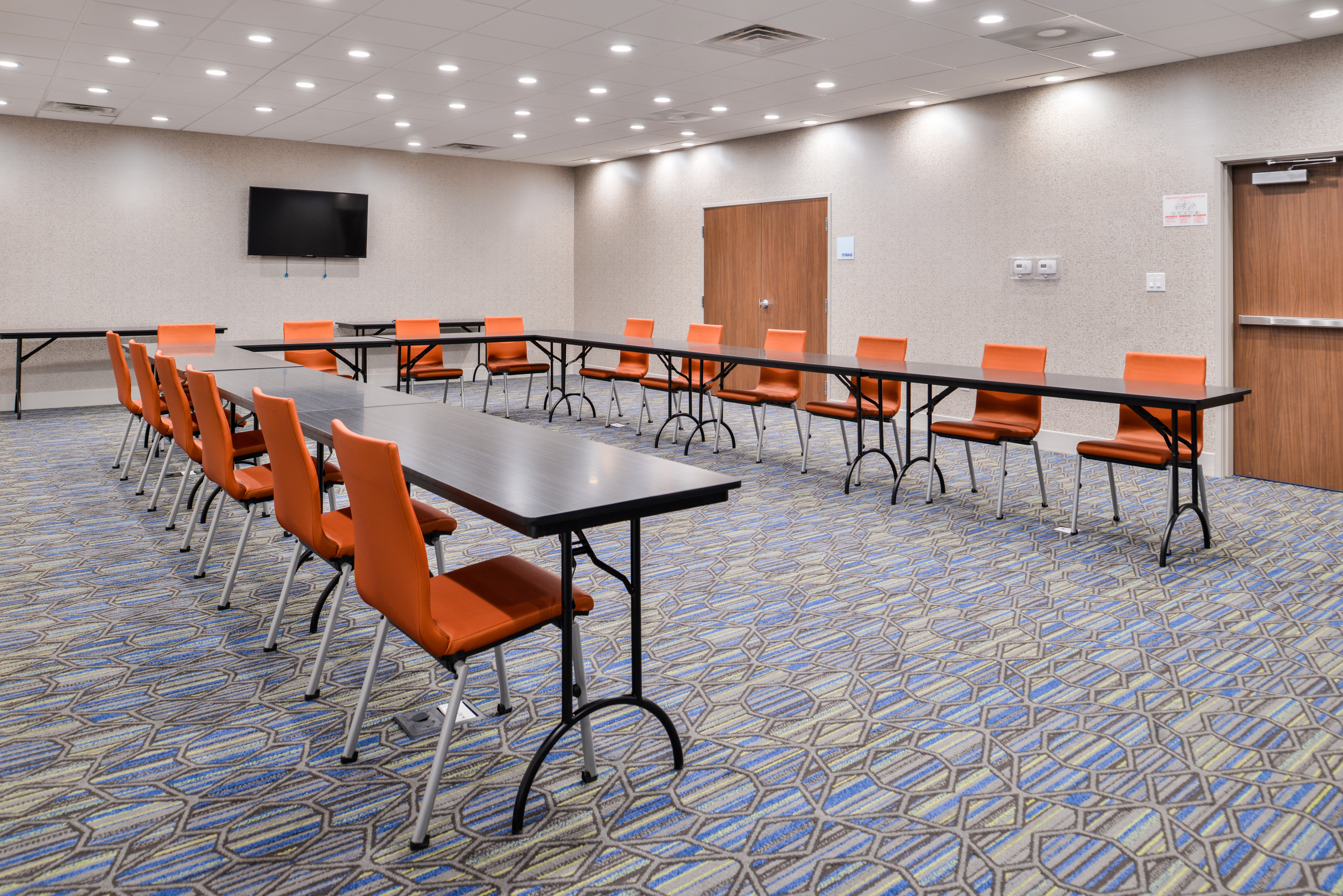 HOLIDAY INN EXPRESS EARLY 20/34