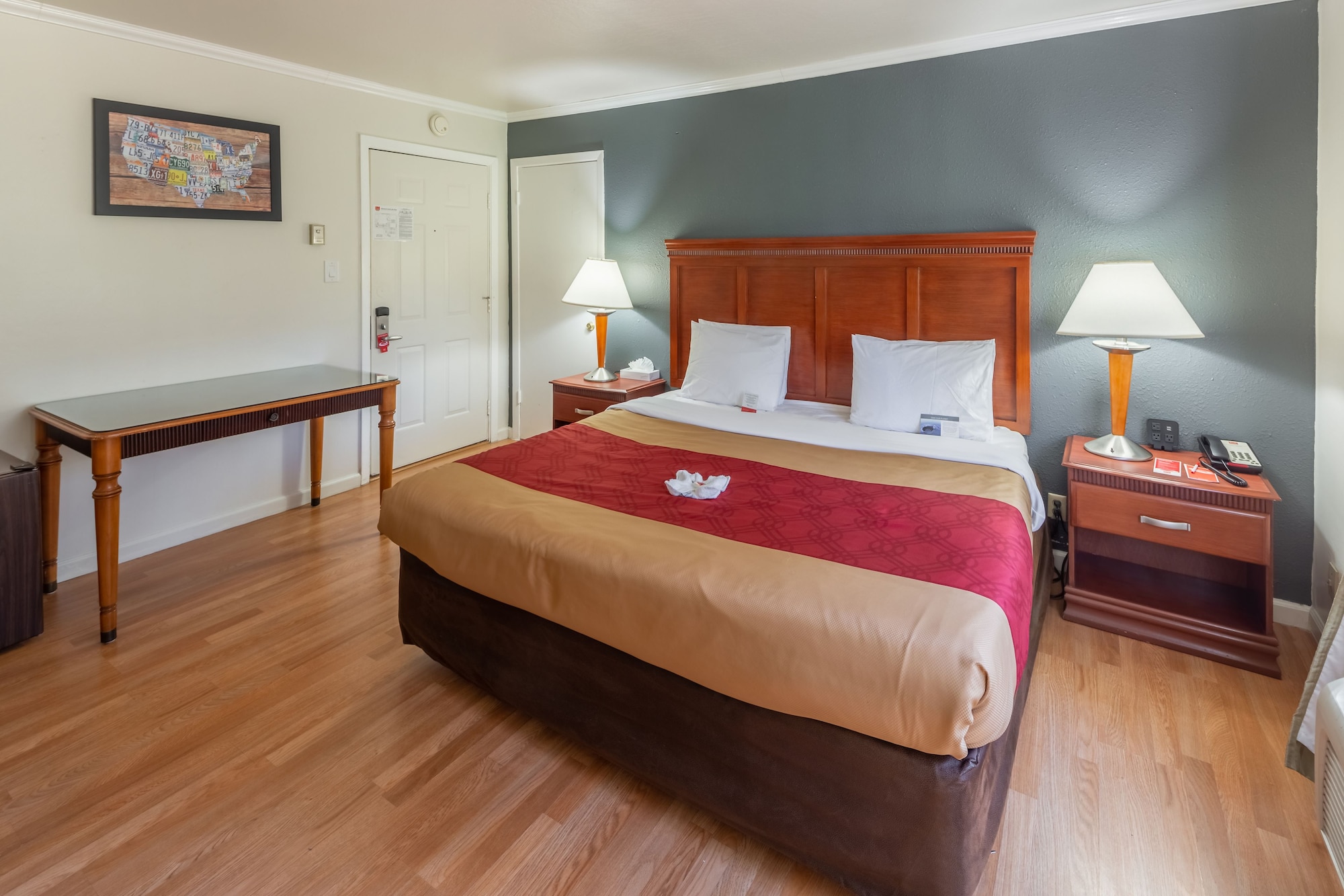 ROOM, KING BED