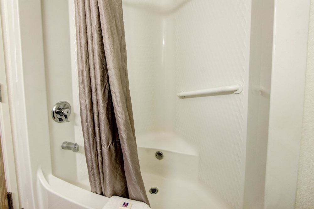 Super 8 by Wyndham Aurora East 22/23