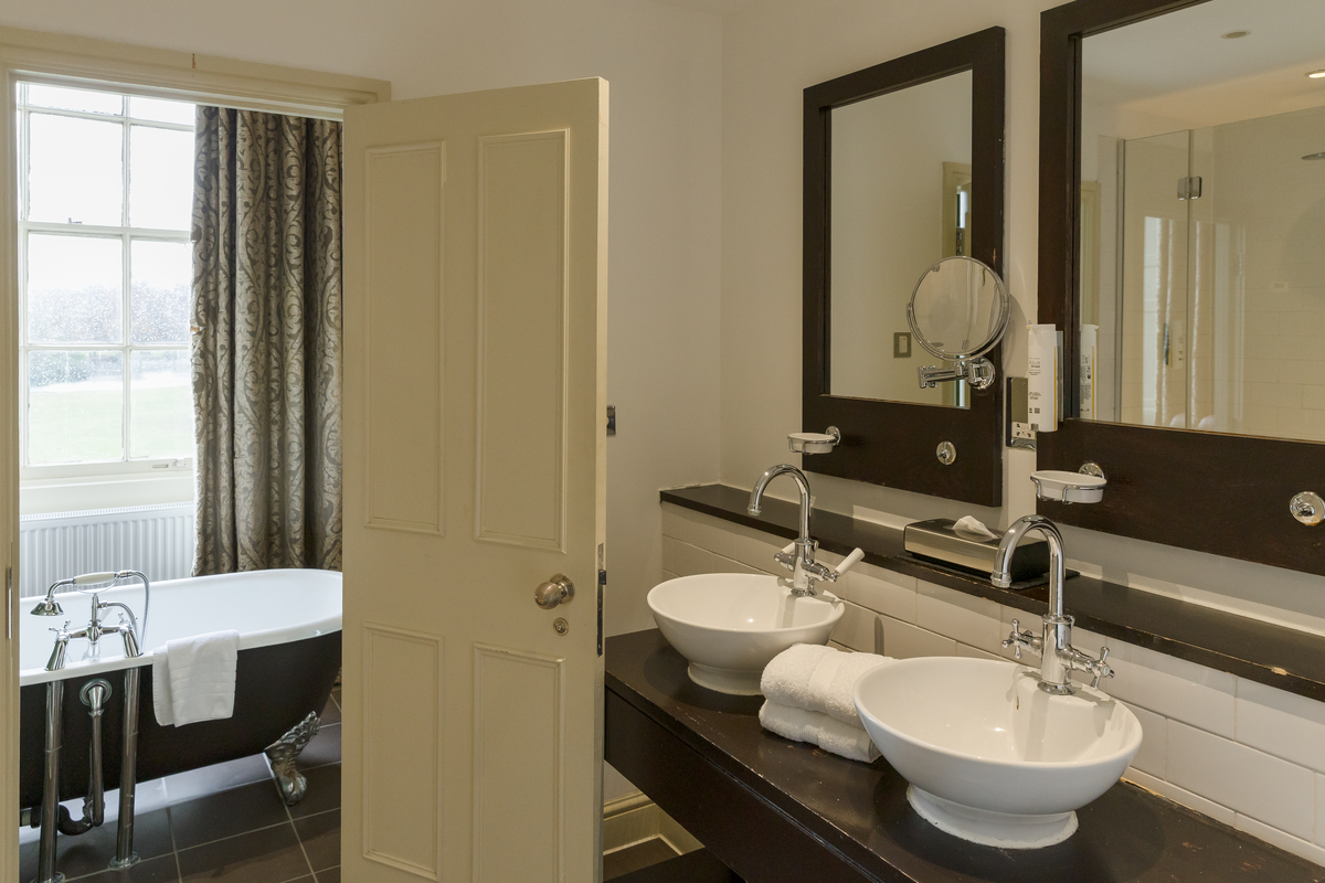 جناح جونيور، Stoke Place Hotel 3/3