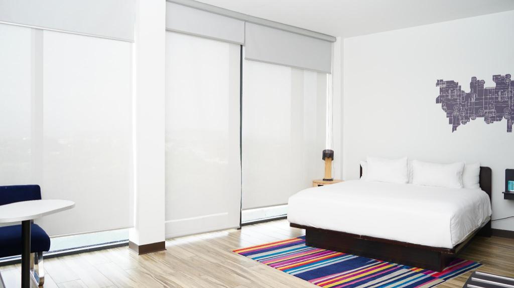 Savvy, Guest Room, King Bed