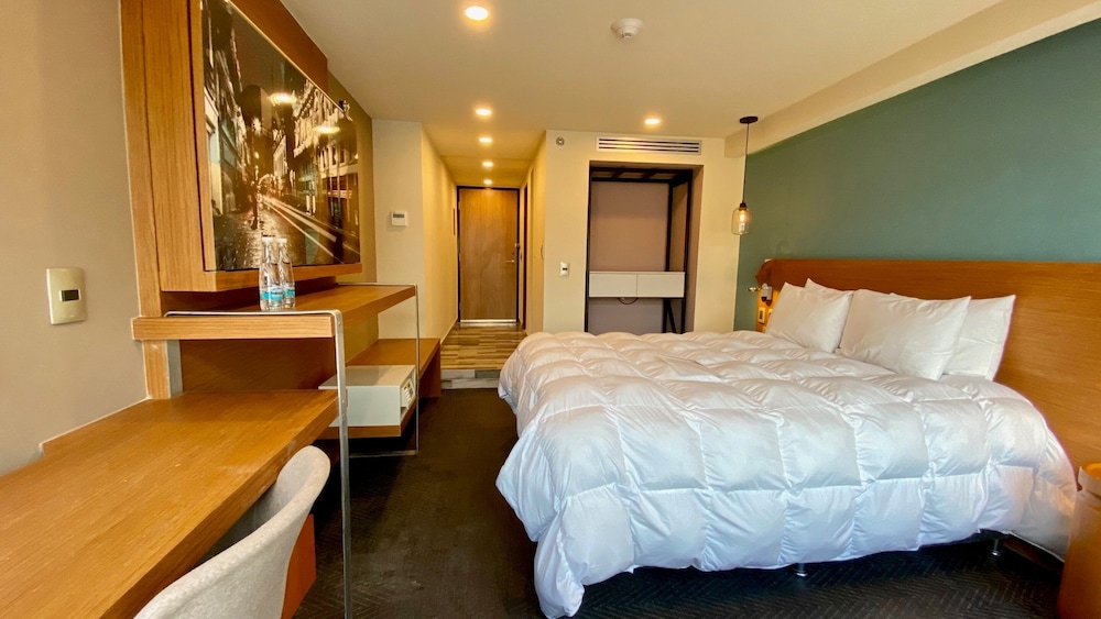 Standard, Queen Bed
