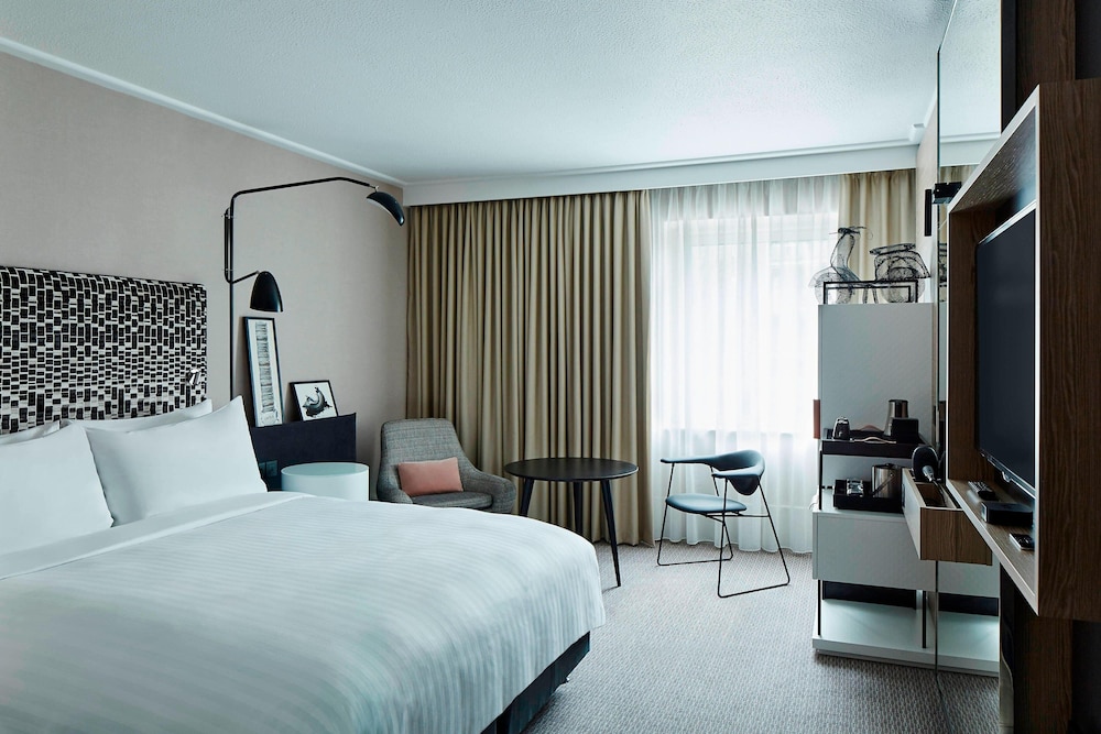 EXECUTIVE, KING BED