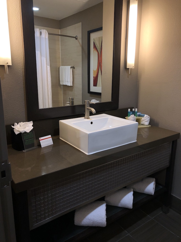 Holiday Inn Express Amp Suites North Dallas At Preston 34/48