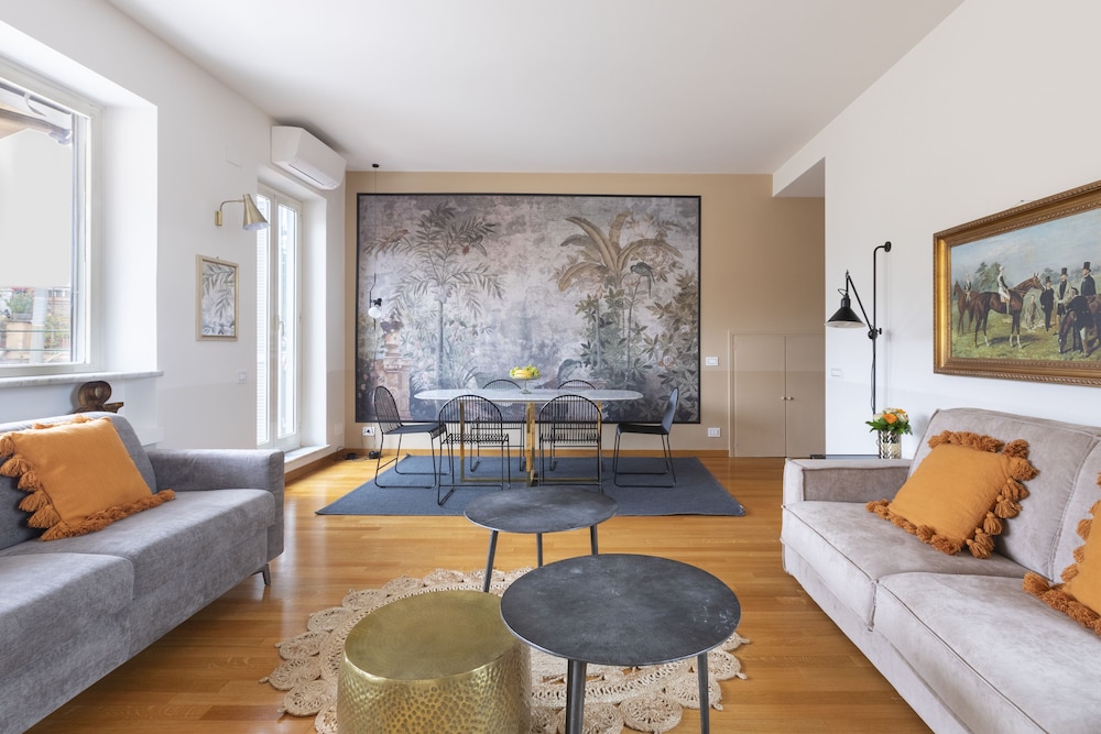 Rome Accommodation Condotti with terrace 35/50