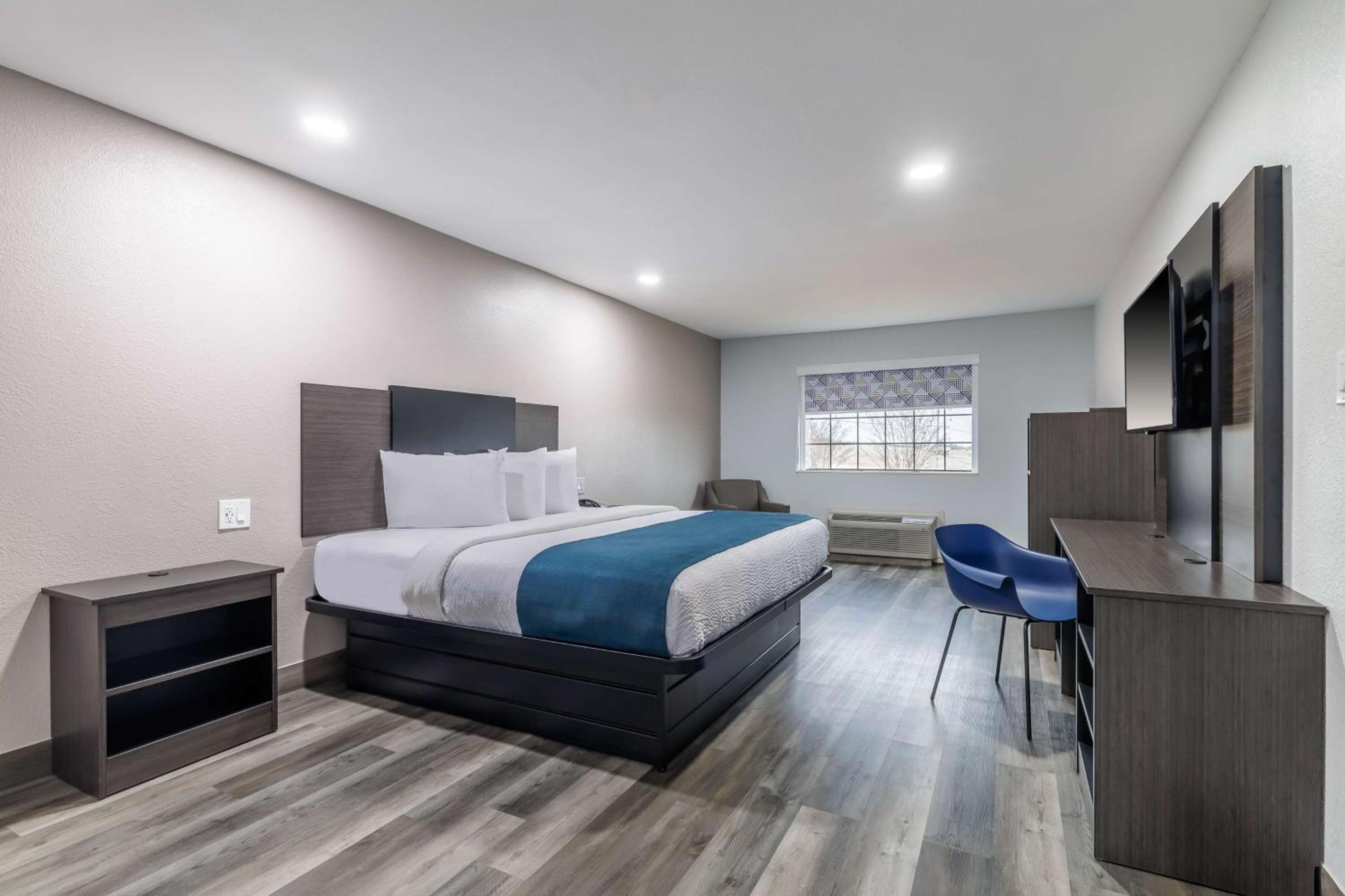 1 King Bed - Non-Smoking, Micfridge