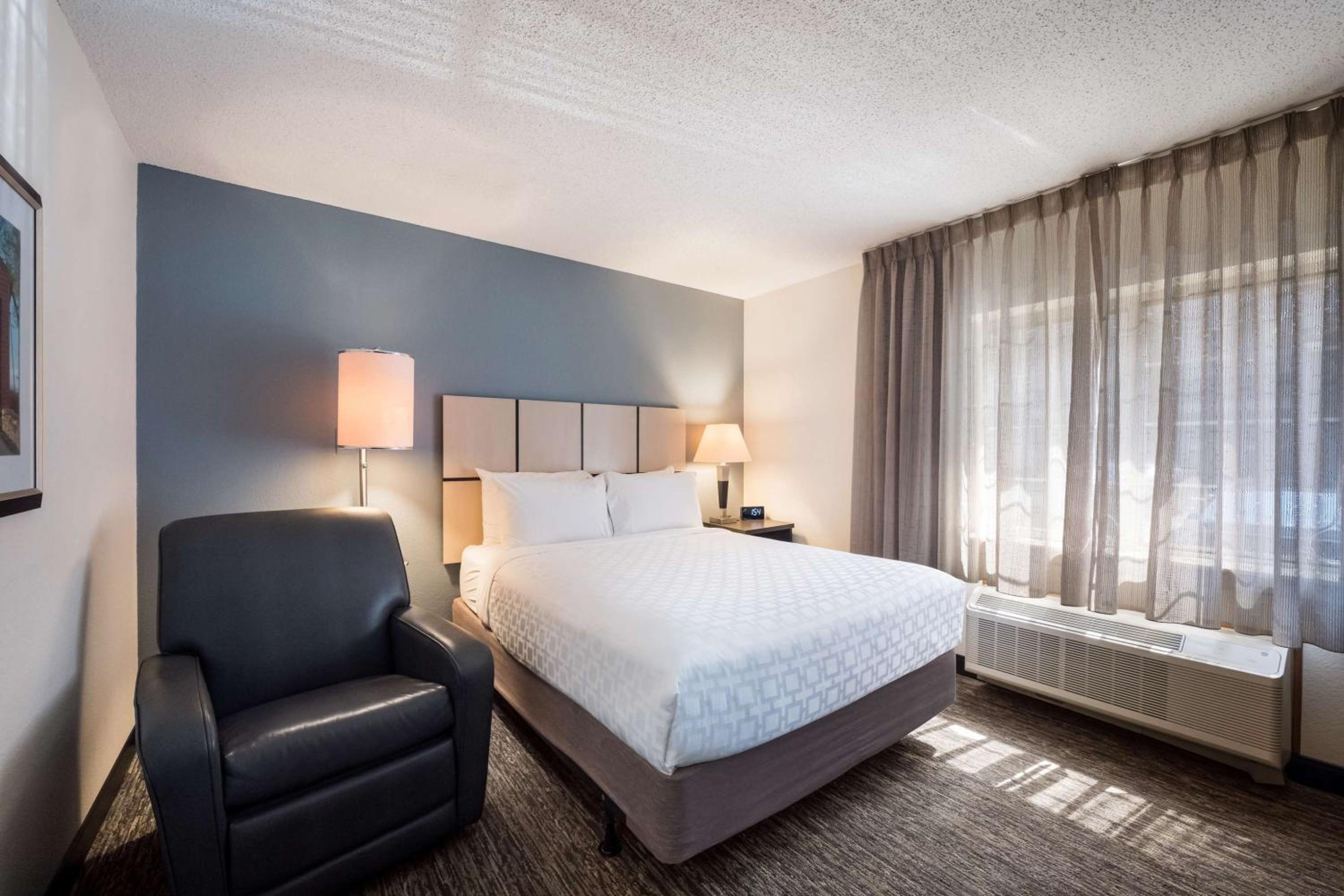 استوديو بسرير كوين لذوي الإعاقة، Sonesta Simply Suites Lansing 3/5