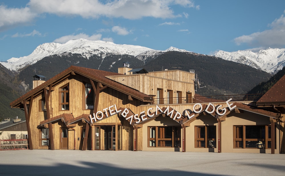 Base Camp Lodge 2/50