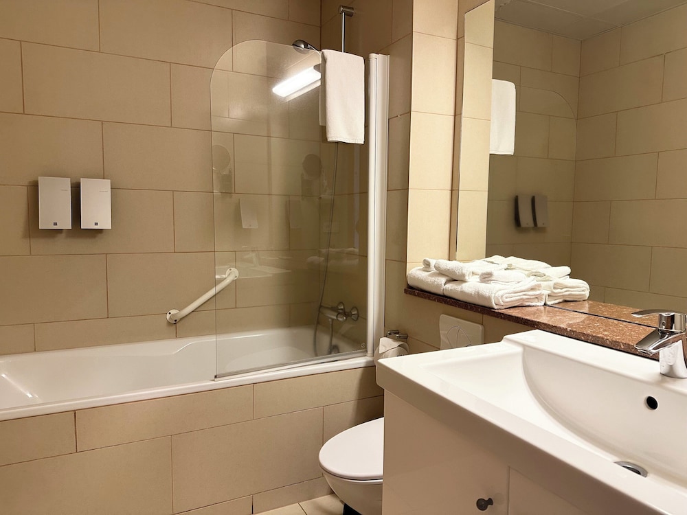 غرفة قياسية ثلاثية بسرير مزدوج وسرير فردي بحوض استحمام، Hotel Laki 4/7
