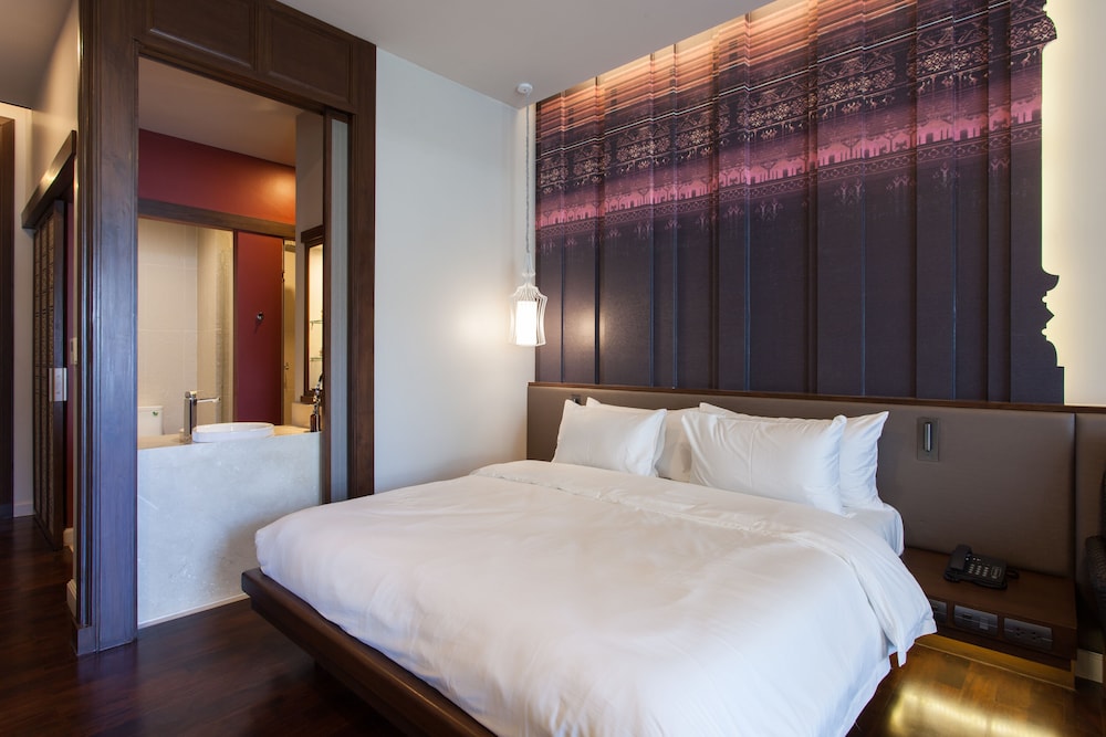 LUXURY, KING BED, POOL ACCESS