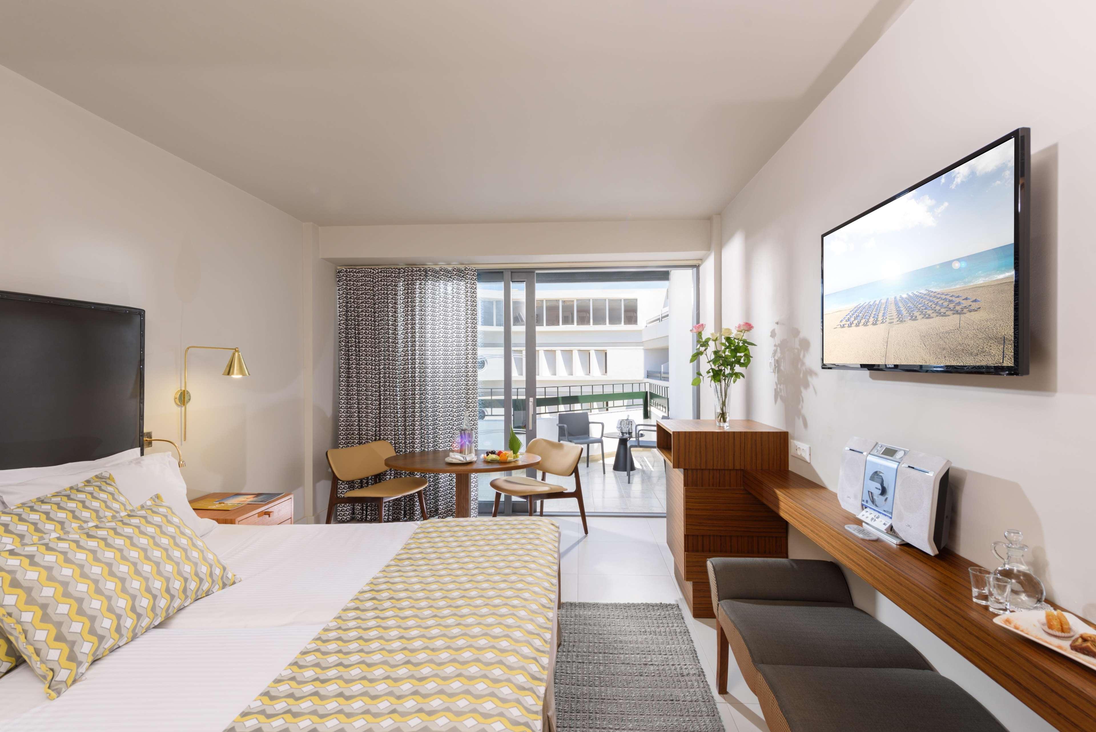 Room, Double or Twin Bed, Lateral Side Sea View
