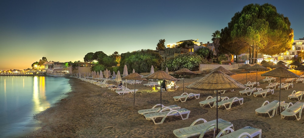 Temple Beach Hotel 37/40