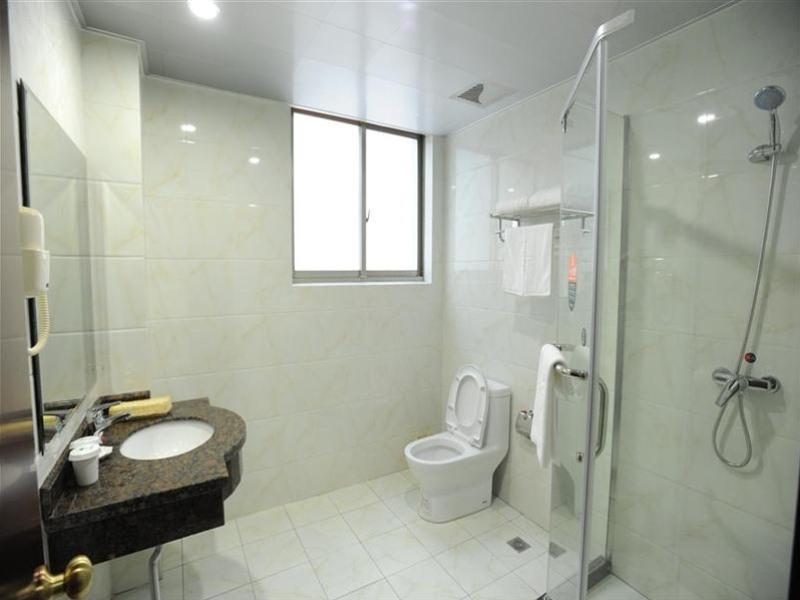 GreenTree Inn Zhenjiang Yangzhong North Gangdong Road Food Street Express Hotel 48/50