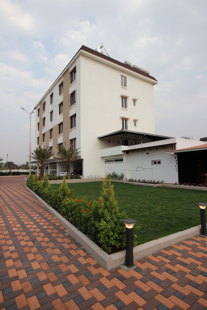 Hotel Majestique Pune 29/33