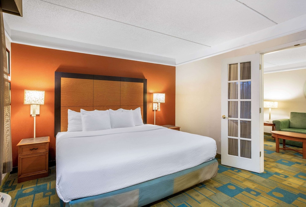 La Quinta Inn & Suites by Wyndham Greensboro NC 19/55