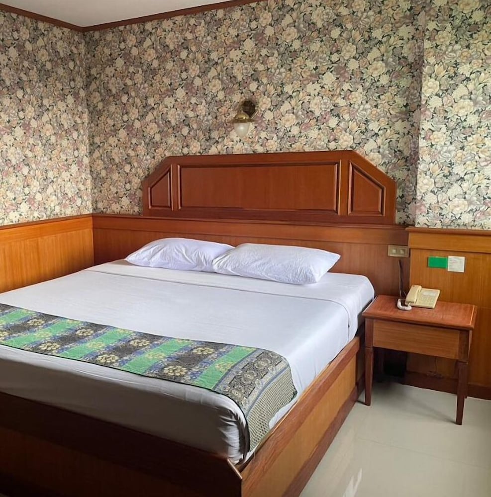Sakol Grand Palace Hotel 10/17