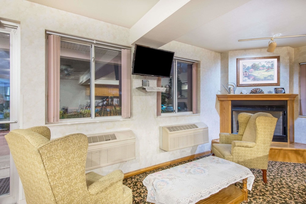 Super 8 by Wyndham West Middlesex/Sharon Area 35/42