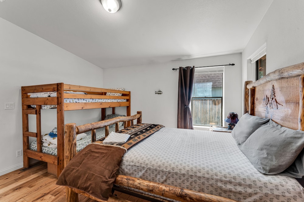 3 Bedrooms, Classic, Chalet, King Bed, 1 Queen and 1 Bunk Bed, Mountain Side, Mountain View