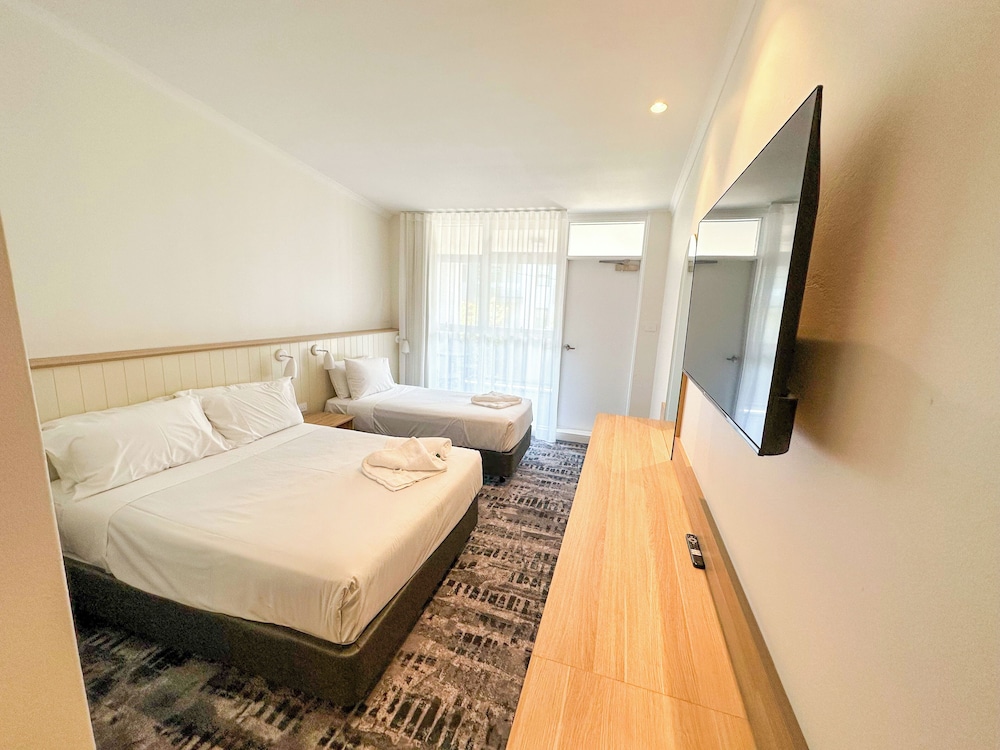 Standard, 1 Double and 1 Single Bed, Balcony, Pippi's At The Point 2/4