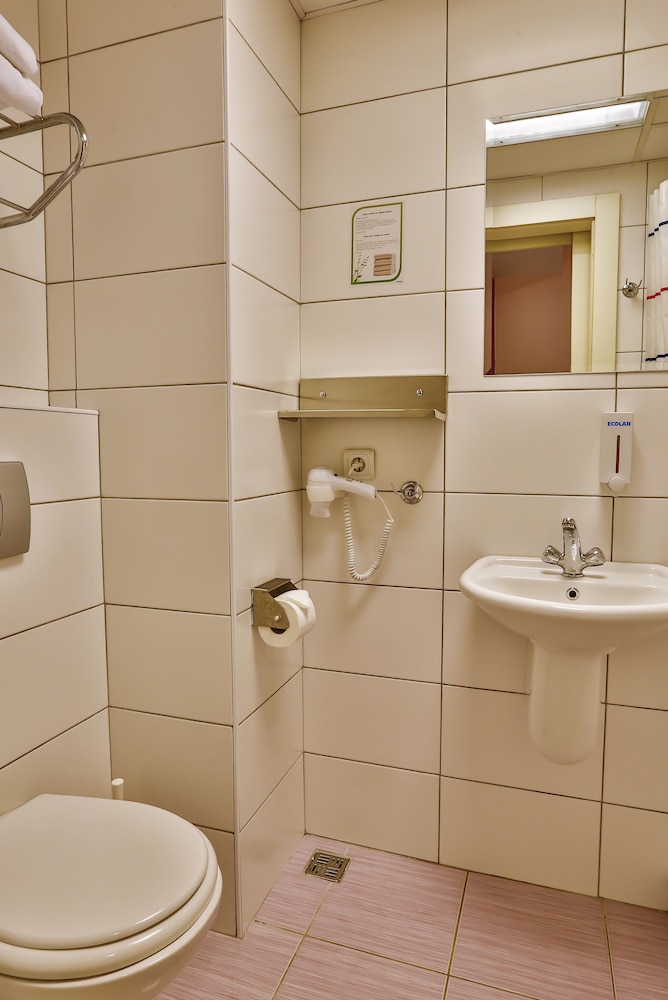 Han Hostel Airport North Hotel 73/75